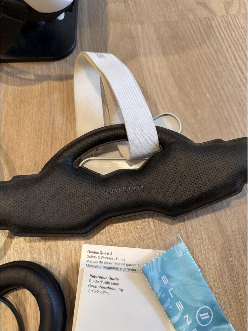 Meta Quest 2 VR Headset 128GB (w/controllers,stand,with replaceable protection) - Picture 12 of 13